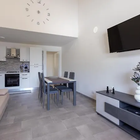 Al Civico 5 - Mondern & Suite! アパート Decimomannu